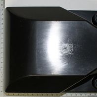 Absaughaube mit sichtbarem Schaden und Halterungsschrauben