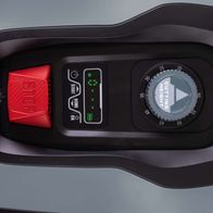 Steuerung des Scheppach Mähroboters PX-RRM-2000Wi Practixx mit Start- und Home-Taste, 4-Weg-Direktionssteuerung und einstellbarer Schnitthöhe von 20 bis 60 mm.