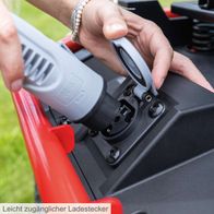 Der Akku-Aufsitzrasenmäher MR-760E von Scheppach verfügt über einen leicht zugänglichen Ladestecker für bequemes Aufladen.