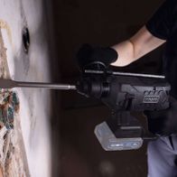 Der Akku-Bohrhammer BC-BRH230BE-X von Scheppach verfügt über eine robuste Metallbohrspindel und eine Rutschkupplung für präzises Arbeiten. Die LED-Beleuchtung sorgt für optimale Sicht bei Arbeiten in dunklen Bereichen.