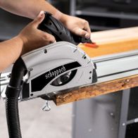 Scheppach Tauchsäge mit 2x700-mm-Führungsschiene, 24-Zahn-Sägeblatt, 1200-Watt-Leistung, Detailansicht mit Arbeitsbereich und Führungssystem