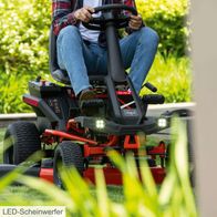 Der Akku-Aufsitzrasenmäher MR-760E von Scheppach verfügt über LED-Scheinwerfer für optimale Sicht bei Dunkelheit und einen Tempomat für komfortables Mähen.