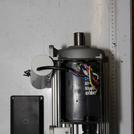 Scheppach-Motor mit integriertem Antriebsmechanismus und Anschlussklemmen