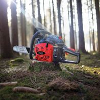 Die Benzin-Kettensäge CSH46 von Scheppach verfügt über das ProCut-System für präzises und effizientes Schneiden. Ideal für den professionellen Einsatz im Wald.