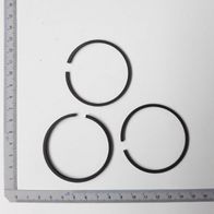 Kolbenringsatz Ø53x58, drei Ringe mit Lücken, von der Seite fotografiert.
