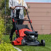 Der Scheppach Rasenmäher MS161-46 mit 4,1 PS, 460 mm Schnittbreite und 55 Liter Fangkorb. Der Antrieb ermöglicht einfache Handhabung und effizientes Mähen. Ideal für den Heimwerkergebrauch.