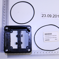 Ein Schaltergehäuse für EMG-Motor mit zwei Dichtungsringen und einem Maßstab zur Größenveranschaulichung.