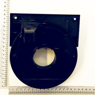 Schleiftellergehäuse, Ansicht von vorne, mit Befestigungslöchern und zentraler Öffnung.