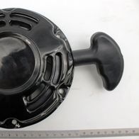 Scheppach Seilzugstarter kpl. von oben fotografiert. Der Starter hat einen runden Griff und mehrere Öffnungen im Gehäuse.