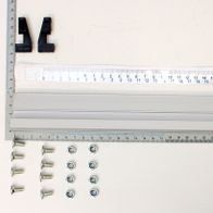 Anschlagschiene mit Skala, gezeigt von oben. Dazu gehören zwei Anschlagblöcke, eine 48-Zoll-Messschiene und 12 Befestigungsschrauben mit Muttern.