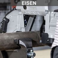 Die Metallbandsäge MBS1200 von Scheppach verfügt über einen Arbeitstisch und eine LED-Beleuchtung. Sie bietet eine Schnitthöhe von 127 mm und eine Vario-Speed-Funktion für präzises Schneiden.