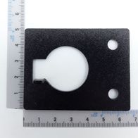 Anschraubplatte von Scheppach, von vorne fotografiert. Die Platte hat ein großes rundes Loch und zwei kleinere Löcher. Die Maße der Platte betragen etwa 10 cm in der Breite und 7 cm in der Höhe.
