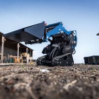 Der Scheppach Kompaktlader MKL730 mit 8,5 PS, 200 kg Ladekapazität, E-Start und 740 mm Spurbreite. Inklusive 80 L Schaufel und Baggerfunktion.
