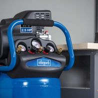 Scheppach Kompressor HC80V mit 2,5 PS Motor und zwei Kupplungen. Frontansicht des Kompressors.