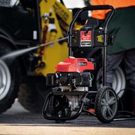 Der Scheppach Benzin Hochdruckreiniger HCP2600 mit 173cc Motor, 260 bar Druck und 522 l/h Durchfluss. Inklusive 5 Düsenaufsätze und 7,5m Schlauch.