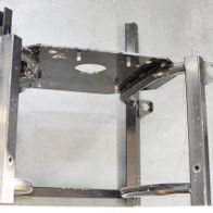 Grundrahmen-Komponente für Maschinenaufbau mit Halterungen und Befestigungselementen