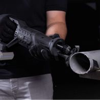 Scheppach-Akku-Säbelsäge mit ergonomischem Griff und Sicherheitsmerkmalen für präzise Schnitte