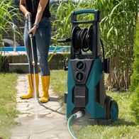 Der Scheppach-Hochdruckreiniger mit praktischem Schlauchaufroller und robusten Rädern für einfache Handhabung und Transport. Ideal für Garten- und Außenreinigung.