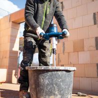 Scheppach Doppel Handrührgerät PM1800D mit 1800W Leistung und Drehzahlregulierung bis 790 min-1. Inklusive zwei Mixstäben. Geeignet für Mörtel, Putz und Farbe.