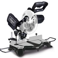 Kapp- und Gehrungssäge MT210 von Scheppach, seitliche Ansicht. Die Säge hat eine 210mm Schneide und ist schwarz und weiß. Sie ist mit einem Gehäuse und einem Handgriff ausgestattet.