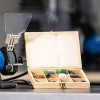 Doppelschleifer HG35 von Scheppach mit flexibler Welle, inklusive Zubehörbox und Schleifscheiben. Gezeigt von der Seite.