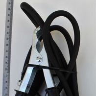 Ein 6mm², 1,8m langes Massekabel von Scheppach, gezeigt von der Seite neben einem Lineal zur Größenveranschaulichung.