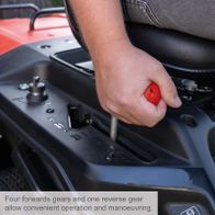 Der Benzin-Aufsitzrasenmäher MR200-61 von Scheppach verfügt über vier Vorwärtsgänge und einen Rückwärtsgang für bequeme Bedienung und Manövrierfähigkeit.