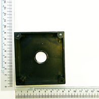 Steckergehäuse mit zentralem Loch und Befestigungslöchern für Montage