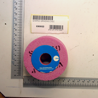 Formschleifscheibe mit pinkem Schleifbelag und blauer Mitte, daneben ein Etikett mit der Artikelnummer 63600022. Das Produkt wird von oben fotografiert.