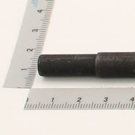 Ein schwarzer Metallstab mit einer Messskala im Hintergrund. Der Stab ist etwa 39 Zentimeter lang und liegt parallel zur Skala. Die Skala zeigt Zentimeter und Millimeter an.