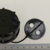 Tankdeckel kpl. Ø48 von Scheppach. Gezeigt von oben mit Messskala zum Größenvergleich.