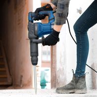 Scheppach-Abruchhammer mit SDS-Max-Antrieb, gezeigt beim Einsatz mit Bohrer