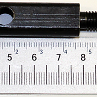 Ein Gelenkbolzen mit Gewinde an beiden Enden, daneben eine Messskala zur Größenveranschaulichung. Der Bolzen wird von oben gezeigt.