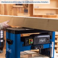 Scheppach-Dickenhobelmaschine mit Rückführrollen für präzises Arbeiten, mit Bedienelementen und Messerhalterung für Hobelbreite