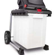 Der Häcksler GS59 von Scheppach ist von der Seite zu sehen. Der Häcksler hat einen großen Auffangbehälter und einen Handgriff zum Transport. Das Gerät ist auf einem hellen Untergrund platziert.