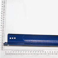 Längsstrebe blau RAL5010, Teil 3. Die Strebe liegt auf einer Messskala und ist von der Seite zu sehen.