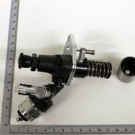 Kraftstoffpumpe von Scheppach, Ansicht von der Seite mit Messskala zum Größenvergleich.