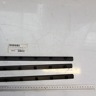 Drei Keilleisten mit je sechs Löchern, jeweils 400 mm lang. Die Keilleisten sind parallel zueinander angeordnet und werden von oben gezeigt.