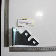 Befestigungswinkel links 4x80x216/2, Ansicht von vorne, mit Maßstab zur Größenveranschaulichung.