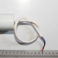 Elektrischer Kondensator mit integriertem Kabel und Anschlussklemmen