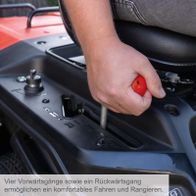 Der Benzin-Aufsitzrasenmäher MR200-61 von Scheppach bietet vier Vorwärtsgänge und einen Rückwärtsgang für komfortables Fahren und Rangieren.