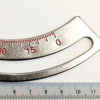 Winkelskala 0° - 15° - 30° - 45° RAL9006 / 3001 von Scheppach. Die Skala ist von links nach rechts ausgerichtet.