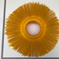Bürste innen mit gelben Borsten, von oben fotografiert, mit Maßstab im Hintergrund.