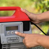 Hauswasserautomat GP1000 Jet LCD Scheppach mit Bedienfeld, eine Hand drückt auf den SET-Knopf.