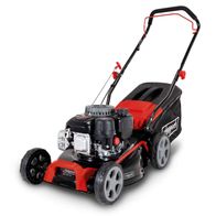 Der Scheppach Benzin Rasenmäher MP135-42 mit 3 PS, 42 cm Schnittbreite und 55 Liter Fangkorb. Ausgestattet mit einem robusten Motor und großen Rädern für einfache Handhabung. Ideal für den Heimgebrauch.