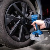 Akku-Schlagschrauber mit Lithium-Ionen-Akku und Drehmomentstufen für präzise Montagearbeiten.