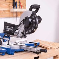 Scheppach-Kappzugsäge HM254 mit integriertem Lasermesser, auf Werkbank platziert