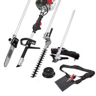 4in1 Multigartengerät MFH3300-4P von Scheppach. Gezeigt von der Seite mit verschiedenen Aufsätzen wie Motorsäge, Heckenschere, Trennschleifer und Rasenmäher. Dazu gehören ein Schultergurt und ein Bodenständer.