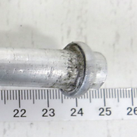 Luftleitung Teil 49, Teilnummer 3906123006, gezeigt von der Seite mit einem Maßstab im Hintergrund.