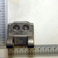 Führungshalter DJ315S03012 von Scheppach. Graue Halterung mit zwei runden Öffnungen und zwei seitlichen Befestigungspunkten. Maße: ca. 4 cm breit und 3 cm hoch.